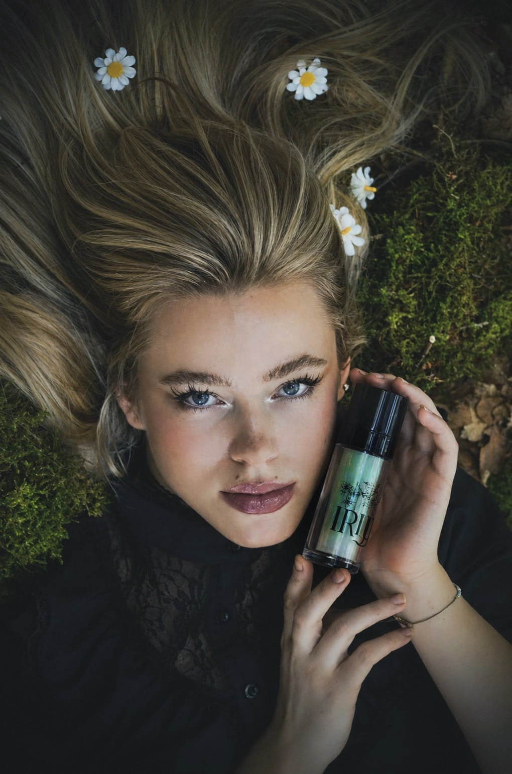 LÉLIA — modèle blonde en forêt