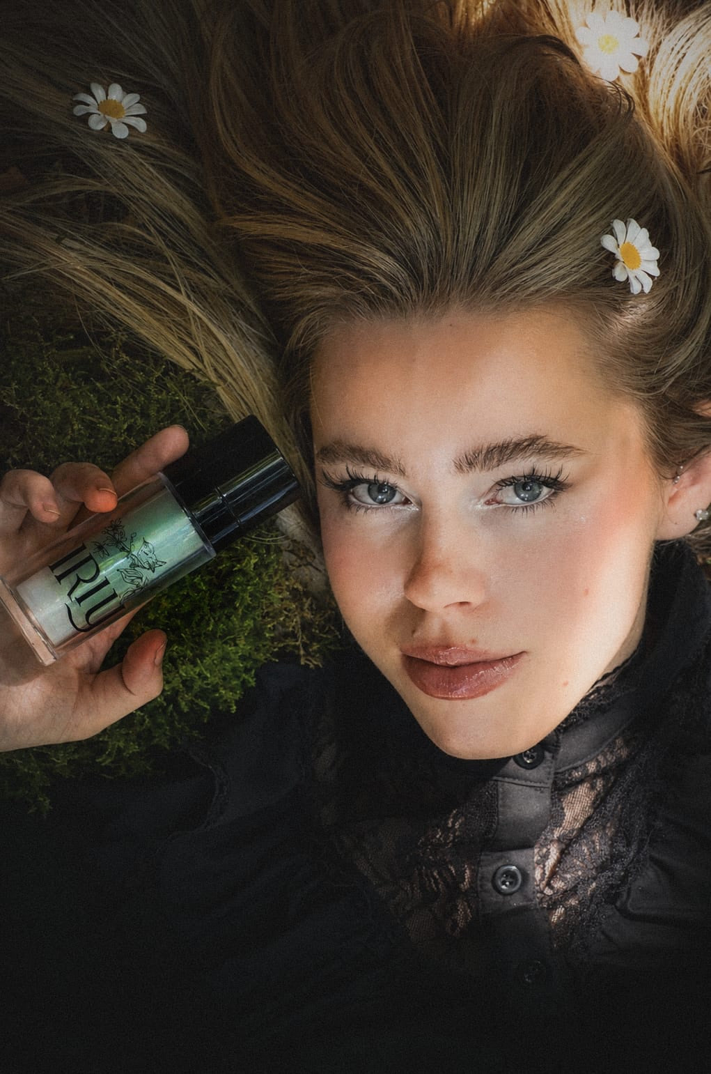 LÉLIA — modèle blonde avec le flacon