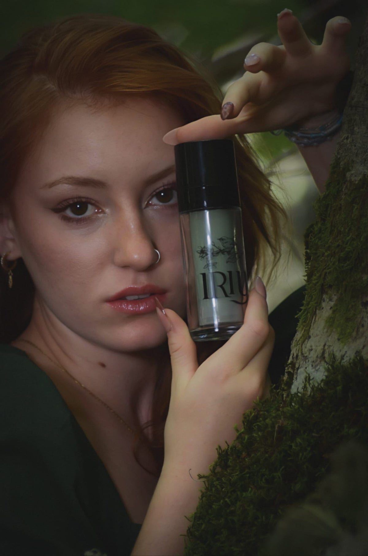LÉLIA — modèle rousse avec L’Élixir en forêt